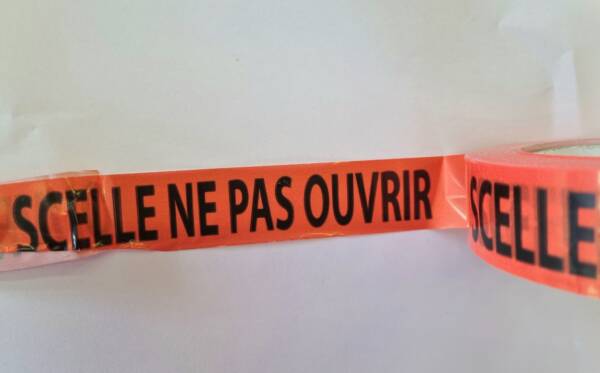 Ruban adhésif rouge SCELLE NE PAS OUVRIR