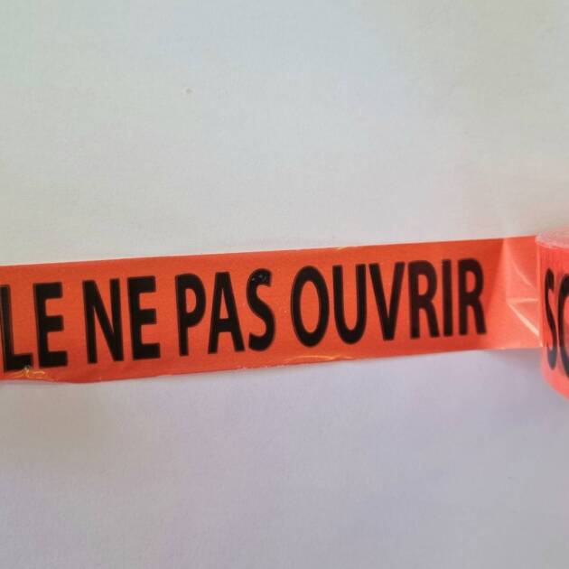 Ruban adhésif rouge SCELLE NE PAS OUVRIR